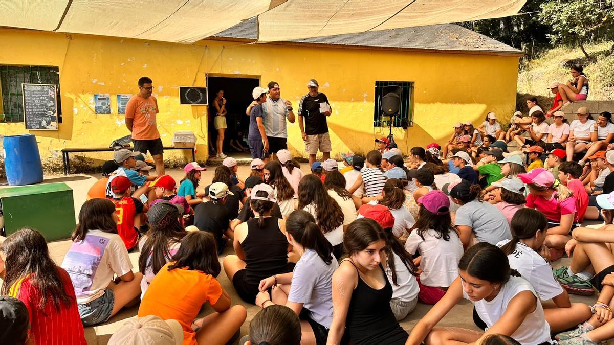 Participantes y monitores durante una activdad