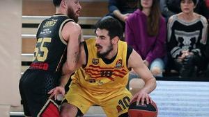 Kalinic intenta superar la defensa de Mike James