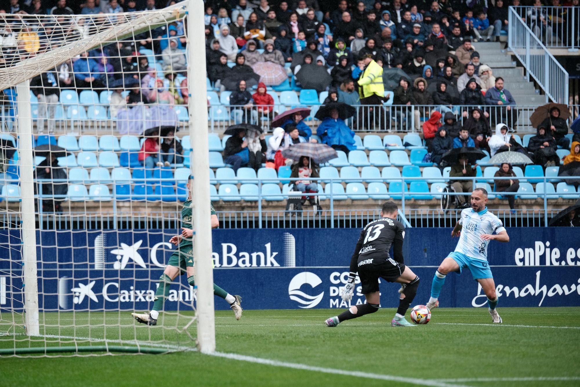 Una imagen del encuentro entre el Málaga CF y el Linares Deportivo, disputado en La Rosaleda.