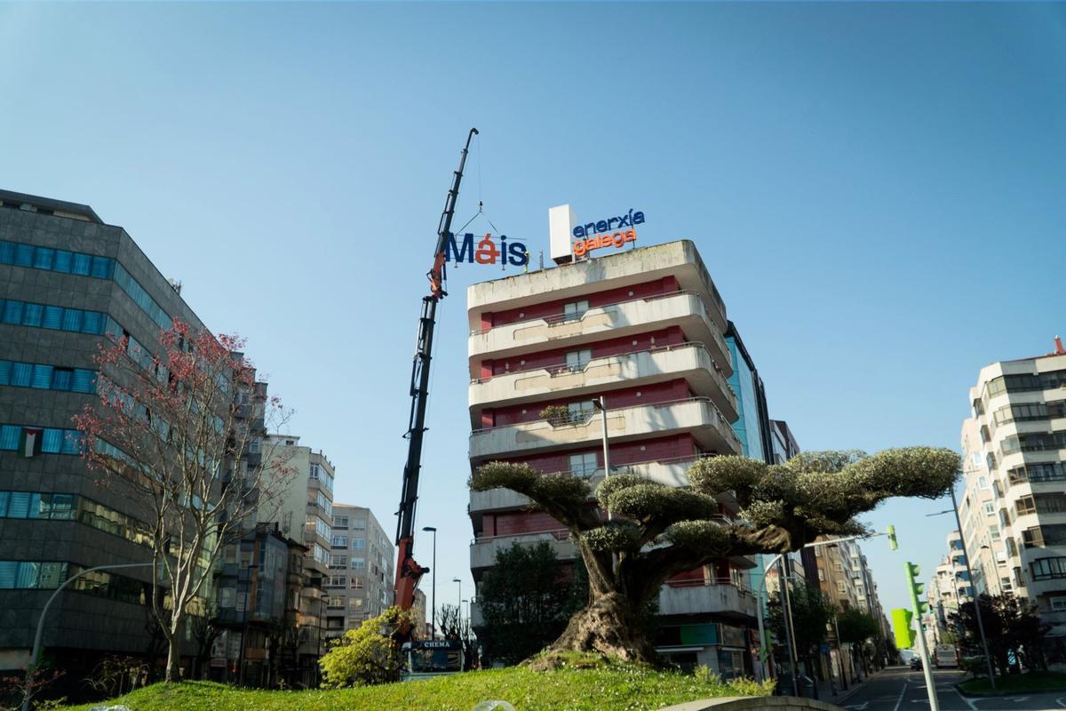 El nuevo rótulo de Máis Enerxía Galega corona la Praza de América, en Vigo.