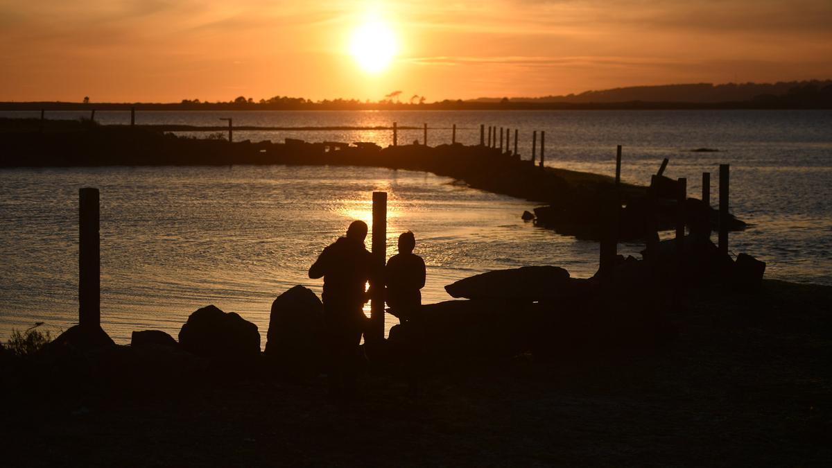 Restos de embarcaderos, accesos y canteras inundadas jalonan la costa/ Gustavo Santos