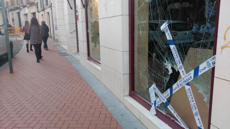 Imagen de una de las lunas fracturadas en la calle El Camí