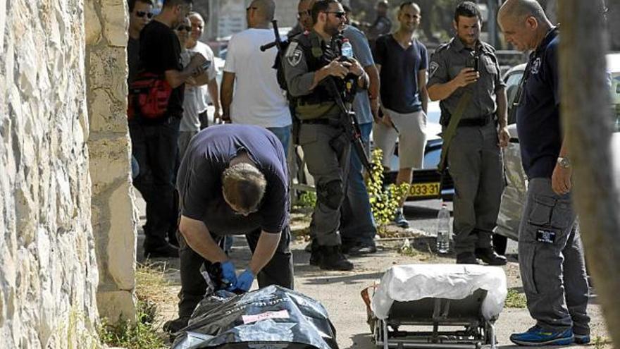 Treballadors d&#039;una funerària traslladen el cadàver d&#039;un menor palestí