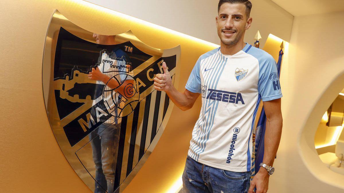 Pablo Chavarría posa con la camiseta blanquiazul