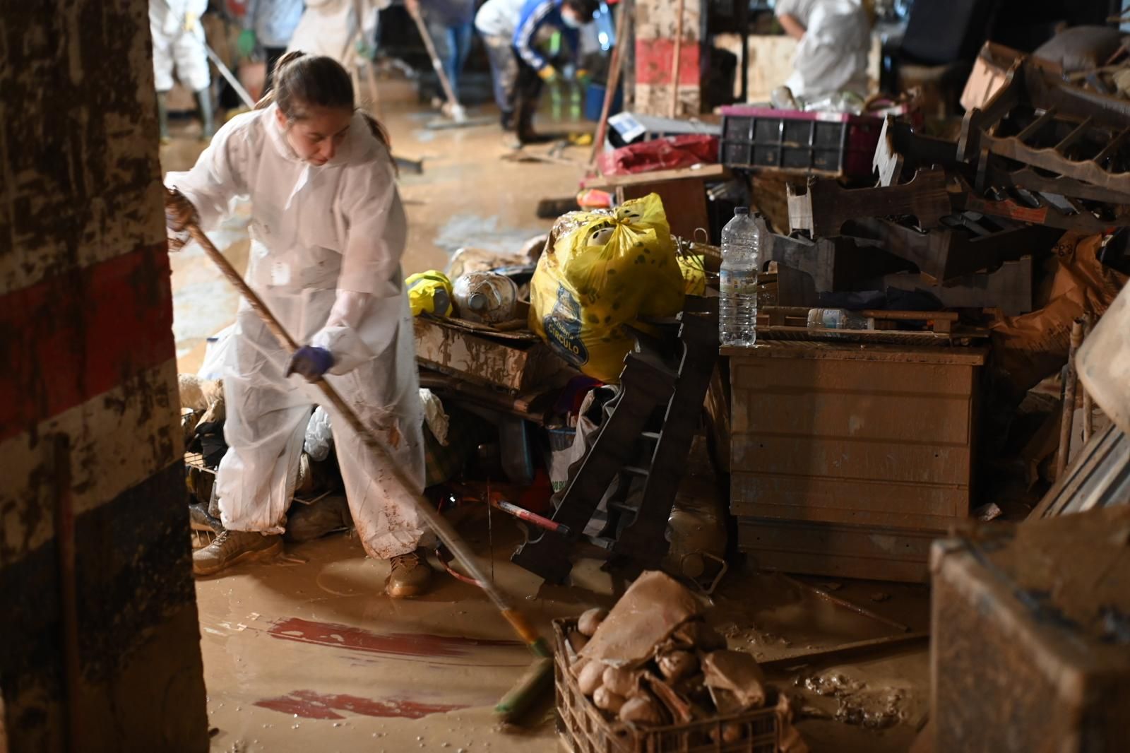 Los vecinos de Cuarte, María de Huerva y Cadrete siguen limpiando el barro