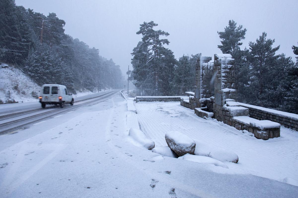 Carreteras cubiertas de nieve en el Puerto de Navacerrada.