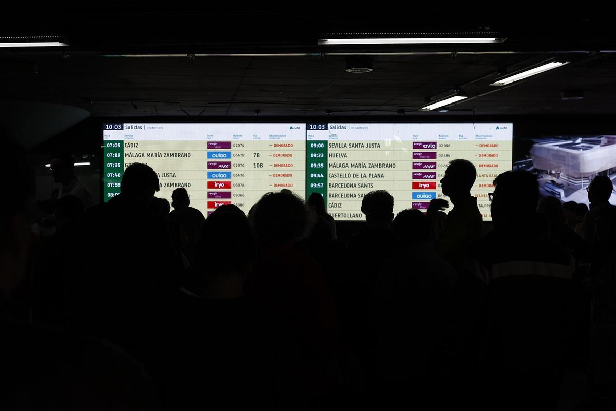 Colas y desconcierto en Atocha tras el robo de cable en la línea de alta velocidad Madrid-Andalucía