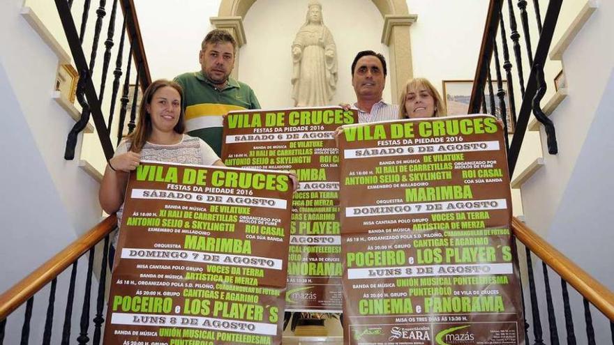 Maite Iglesias, Elena González, Gonzalo Gómez y José Villaverde con los carteles. // Bernabé/Javier Lalín