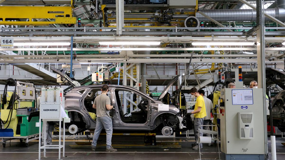 Trabajadores en la fábrica de Renault en Valladolid.