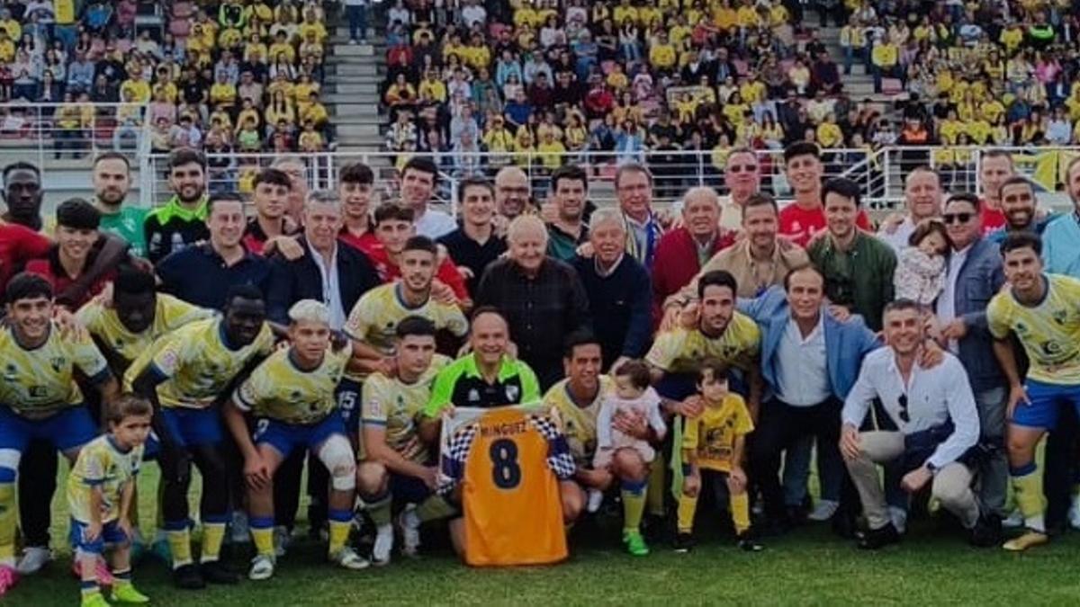 Homenaje a los exjugadores del Villafranca que jugó por el ascenso hace 25 años.