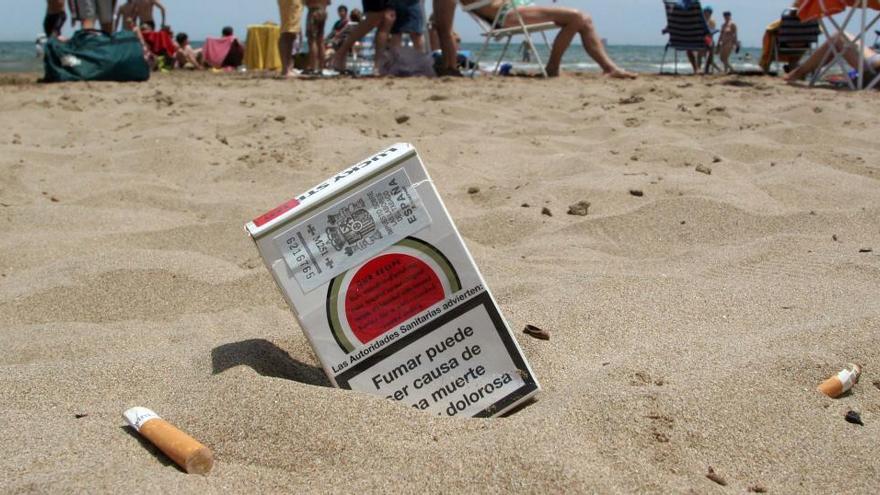 Barcelona prohibirá fumar en las playas.