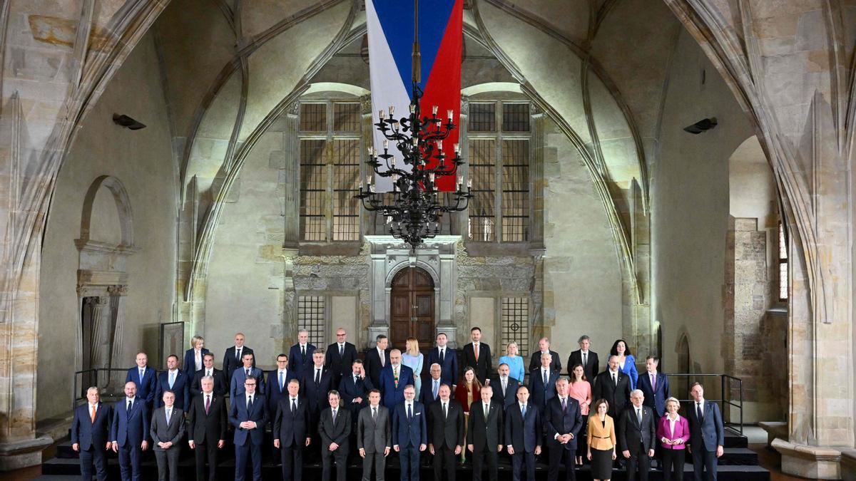 Foto de familia de los participantes en la reunión de la Comunidad Política Europea, este jueves en Praga.