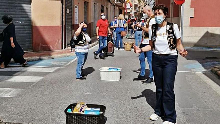 Los alimentos serán distribuidos por Cáritas.