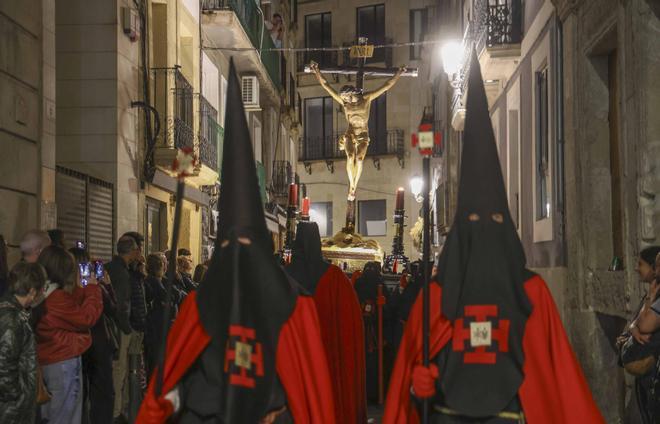 El Cristo de la Buena Muerte reina en el Jueves Santo de Alicante