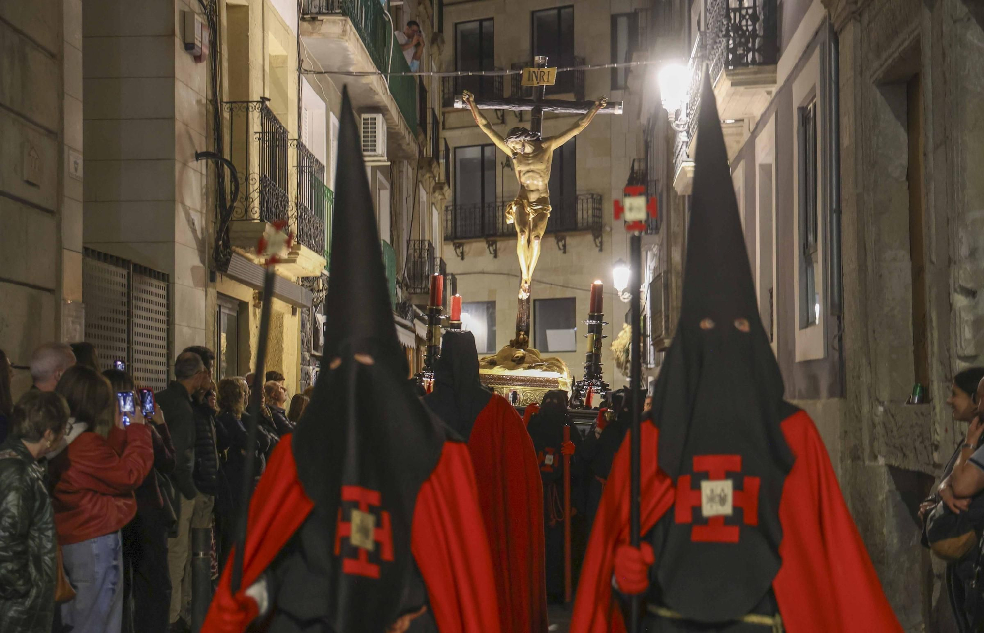 El Cristo de la Buena Muerte reina en el Jueves Santo de Alicante