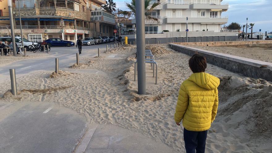 FOTOS| El tiempo en Mallorca: Grandes cantidades de arena invaden la primera línea de Ciudad Jardín, en Palma