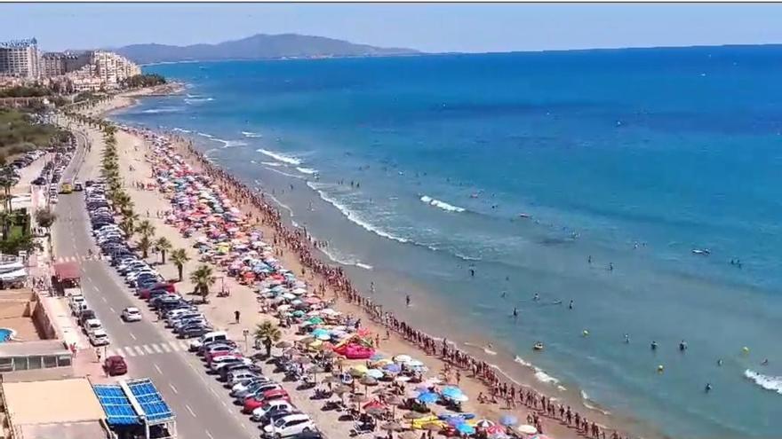 Cadena humana en la playa Morro de Gos de Orpesa.