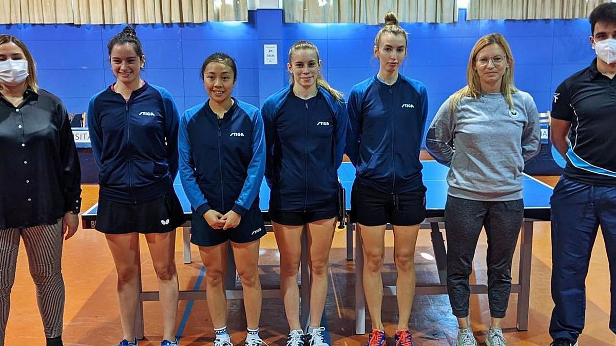 L’equip de Superdivisió femení, amb l’alcaldessa Agnès Lladói, abans de debutar amb victòria contra el Priego (4-2)