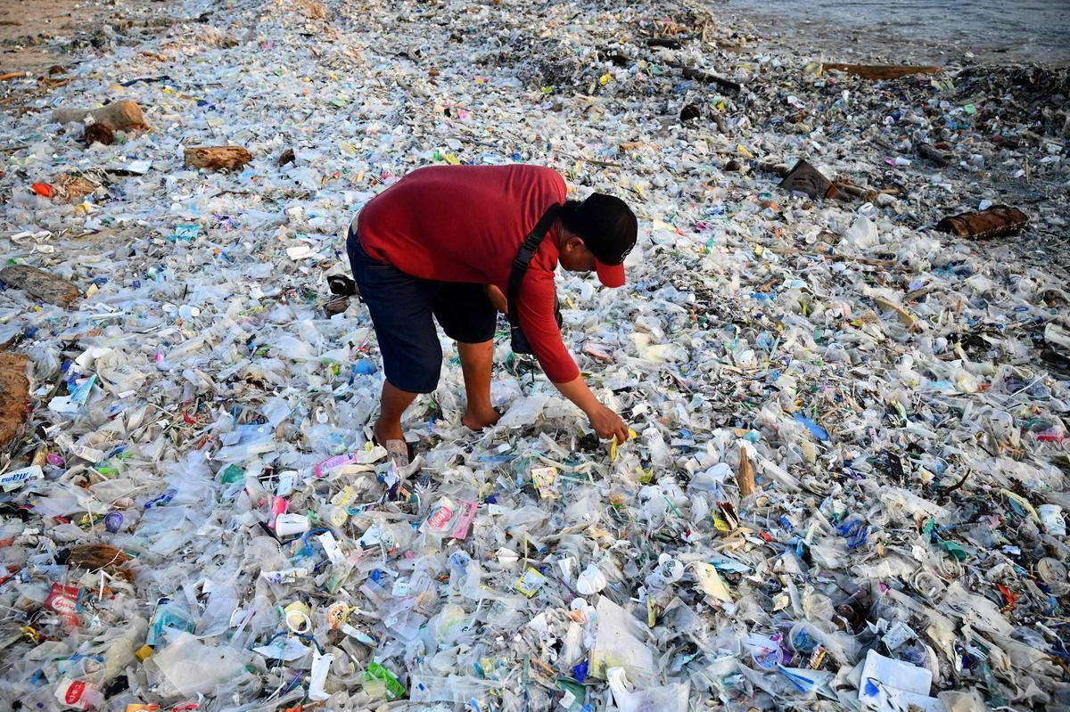 La basura se acumula en las playas de Bali tras la temporada de lluvias por la falta de gestión de residuos