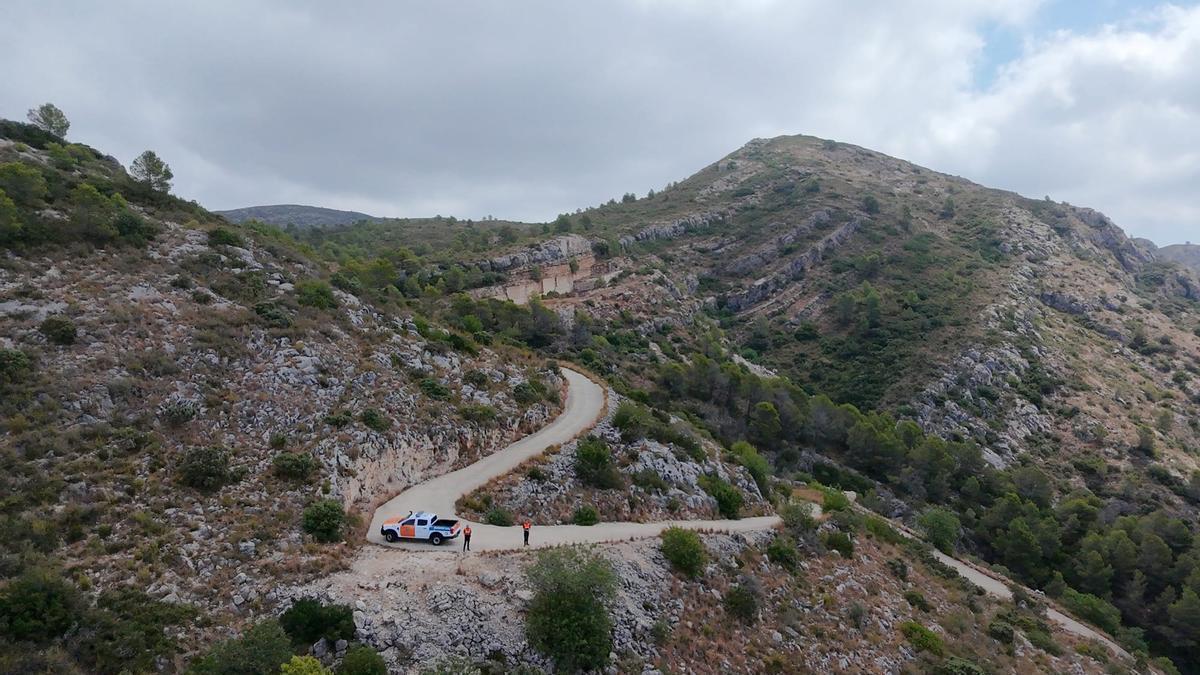 Dos miembros de Protección Civil en uno de los parajes de Tavernes de la Valldigna.