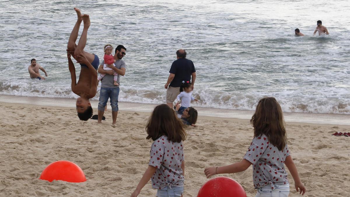 Una imagen de archivo de un joven realizando un salto en Samil gracias al impulso de la boya. // Alba Villar