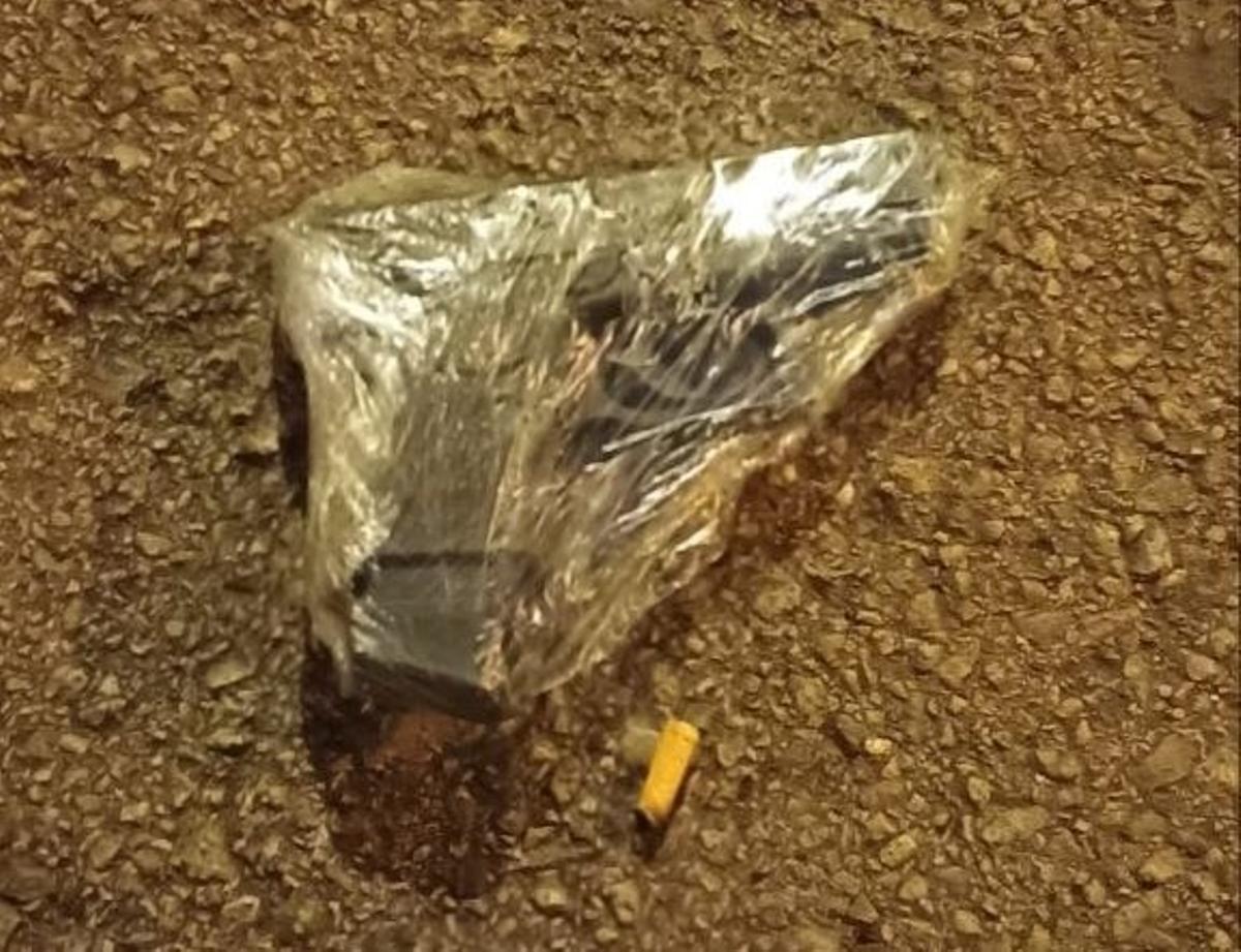 Una pistola de la que el detenido trató de deshacerse lanzándola por la ventana.