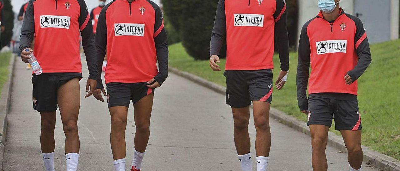 Carmona, Nacho Méndez, Pablo Pérez y Manu García, antes de iniciar el entrenamiento de ayer.