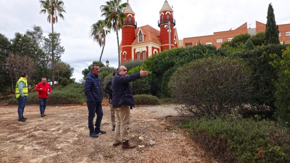 El concejal de Vía Pública y Jardines, Juan Pedro Torralba, visitó este jueves el recinto del Castillito.