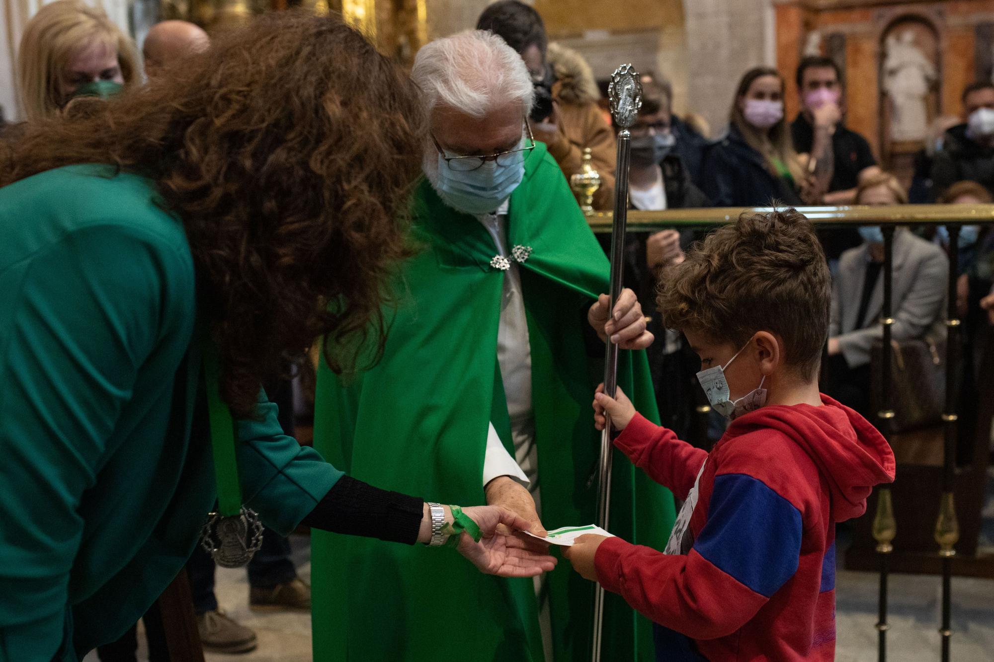 Entrada de nuevos hermanos en la Cofradía de la Virgen de la Esperanza