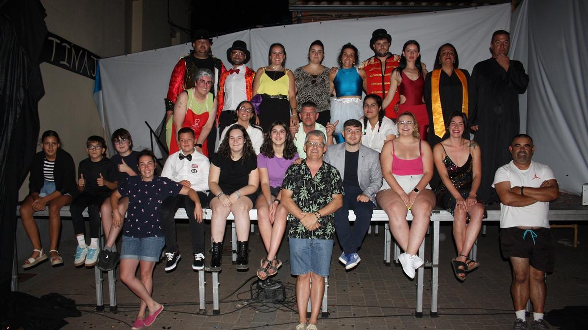 Integrantes del grupo de teatro "La Chimenea" posan en una foto para el recuerdo.