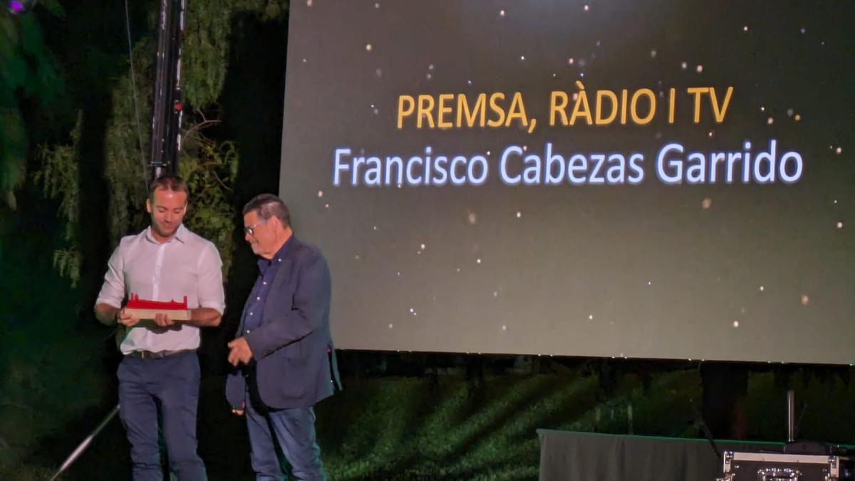 Francisco Cabezas, jefe de la sección de Deportes de El Periódico, recibe el 'Premi Premsa, Ràdio i TV' otorgado por el Ayuntamiento de Cornellà del Llobregat.