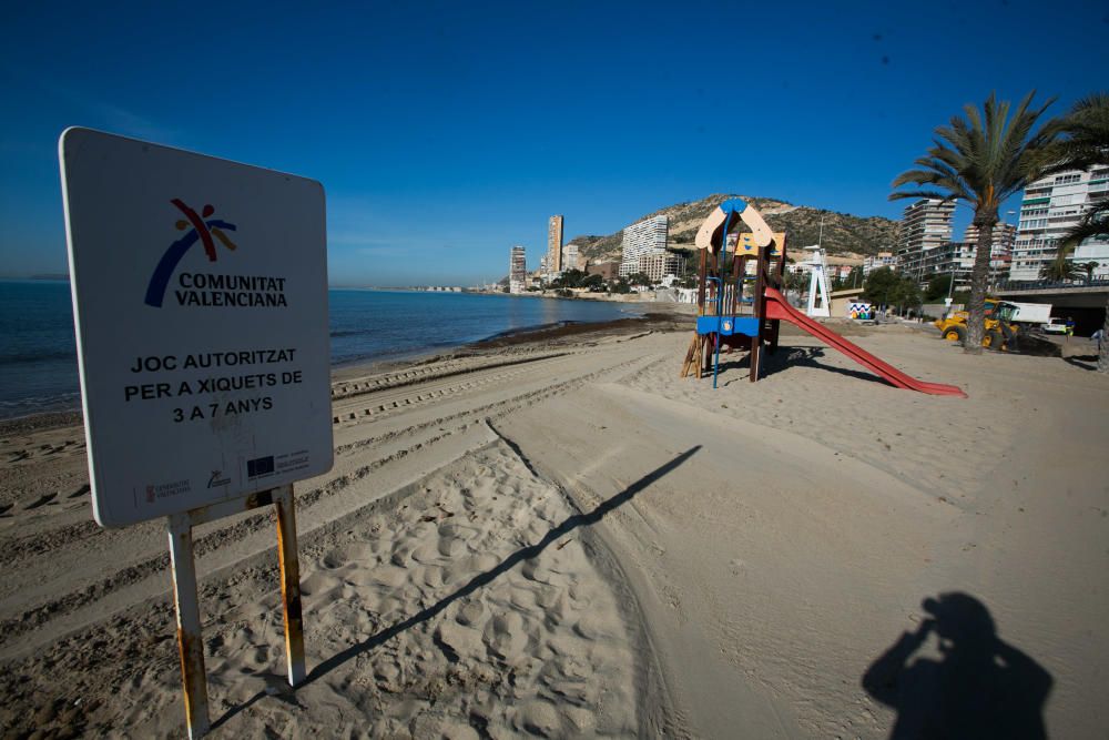 Suciedad en la playa de la Albufereta tras la riada