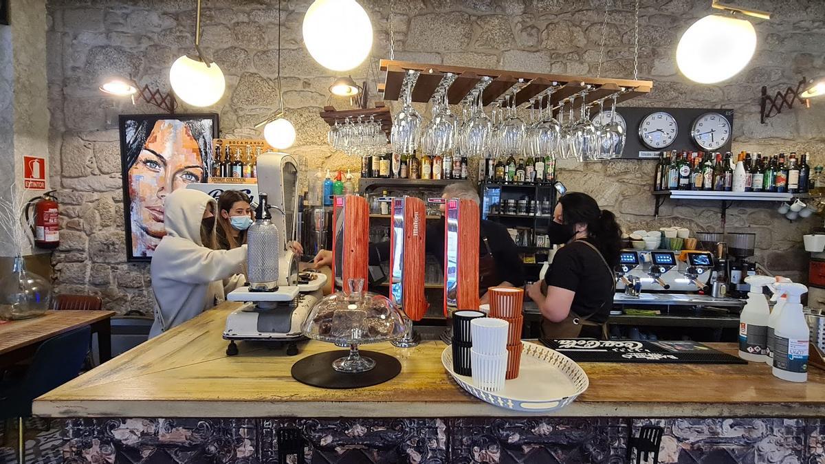 Una de las obras colgadas en la cafetería.