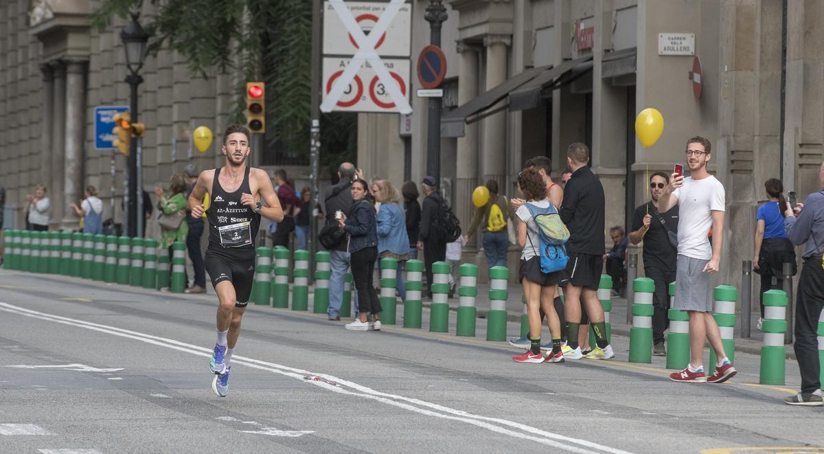 Adam Maijó, ganador de la prueba, en los últimos metros de recorrido en la Vía Layetana.