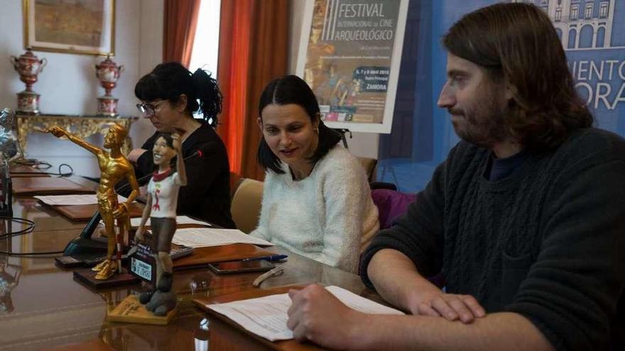 Representantes de Zamora Protohistórica y la concejala de Cultura con los premios.