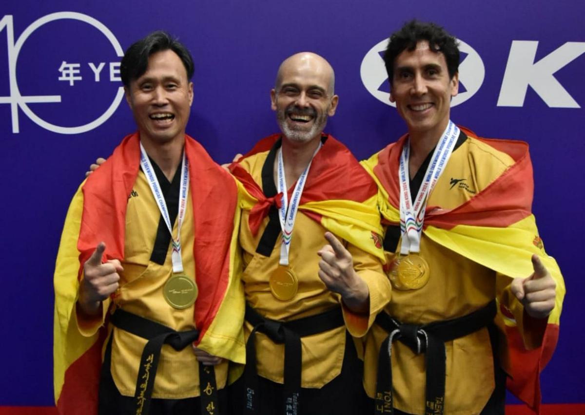 Seung Han Shin, a la izquierda, con su compañeros en lo más alto del podio. |  Cedida