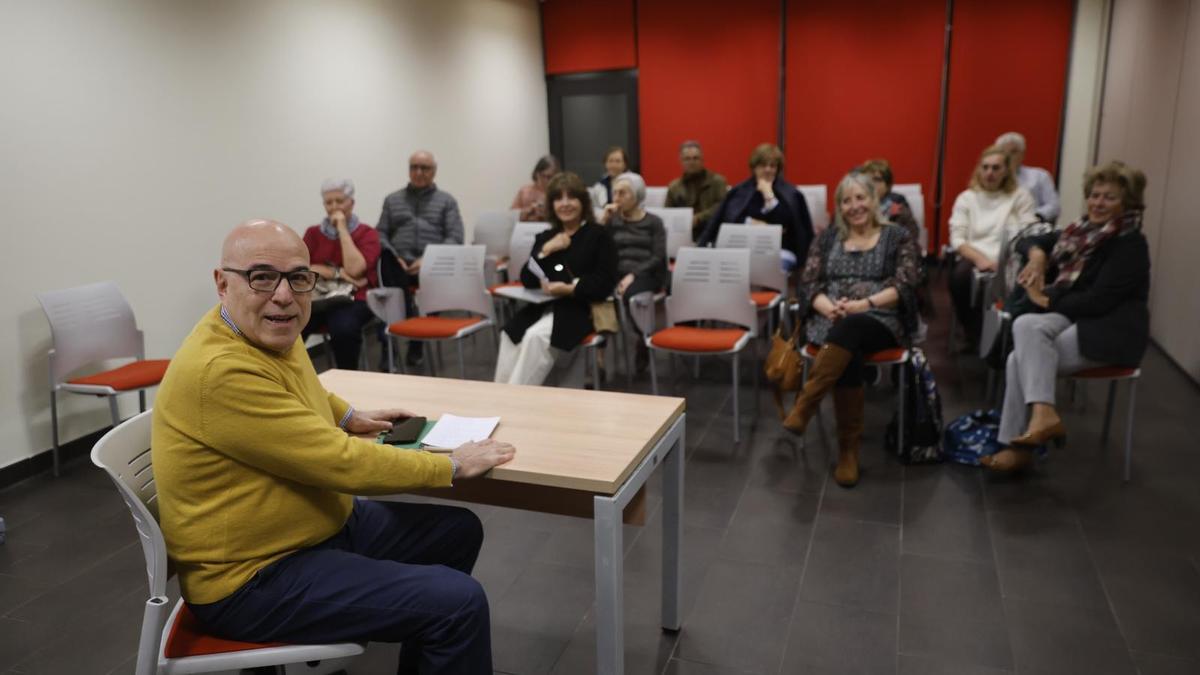 Participantes en la tertulia, en el centro municipal integrado de El Llano.
