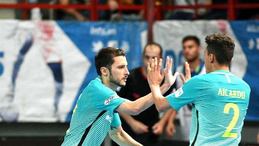 Los jugadores del FC Barcelona celebran un gol, ayer.