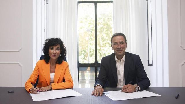 El Director General de Empresas y Red de Banco de Sabadell, Carlos Ventura, y la Consejera Delegada de PYMAR, sociedad que integra a los principales astilleros privados españoles, Almudena López del Pozo.