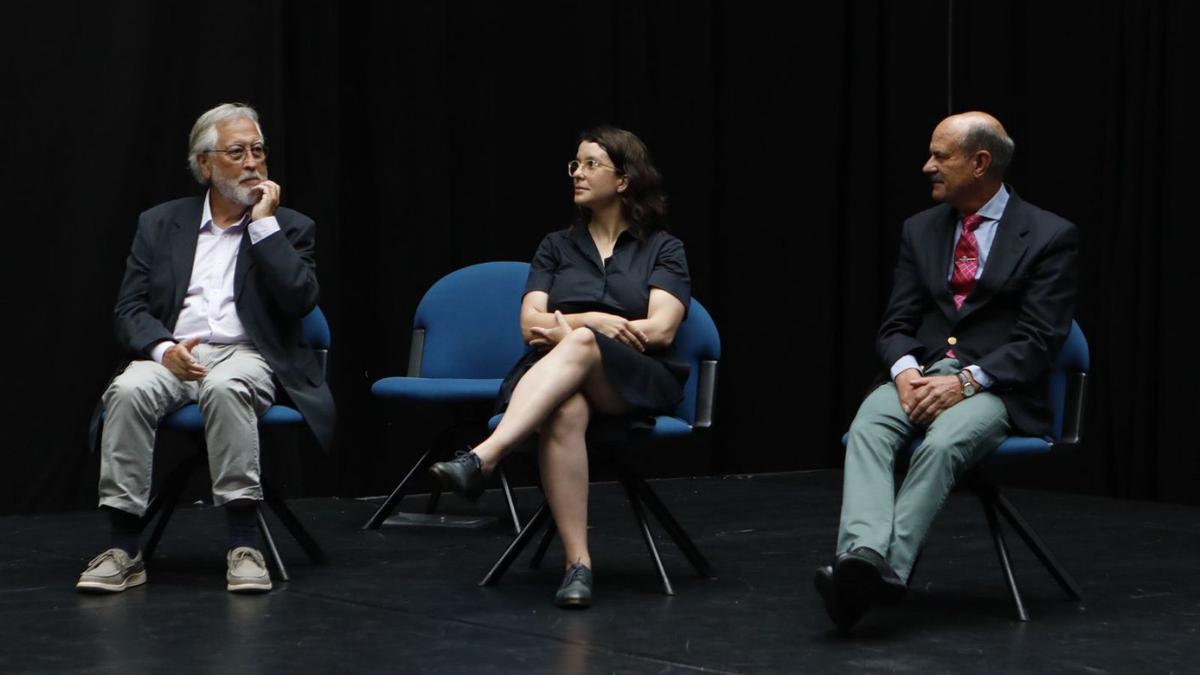  Por la izquierda, Melquiades Álvarez, Jennifer Alonso y Ramón Alvargonzález, ayer, en el Antiguo Instituto. | F. R.