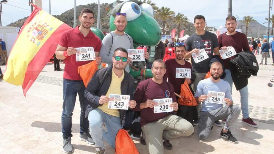 Un grupo de participantes de la pasada edición recogiendo sus dorsales el día antes de la prueba.