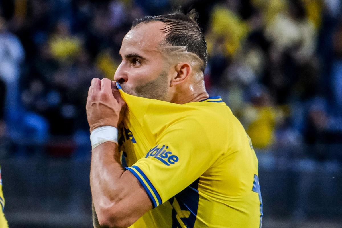 Jesé Rodríguez besa el escudo de su elástica amarilla.
