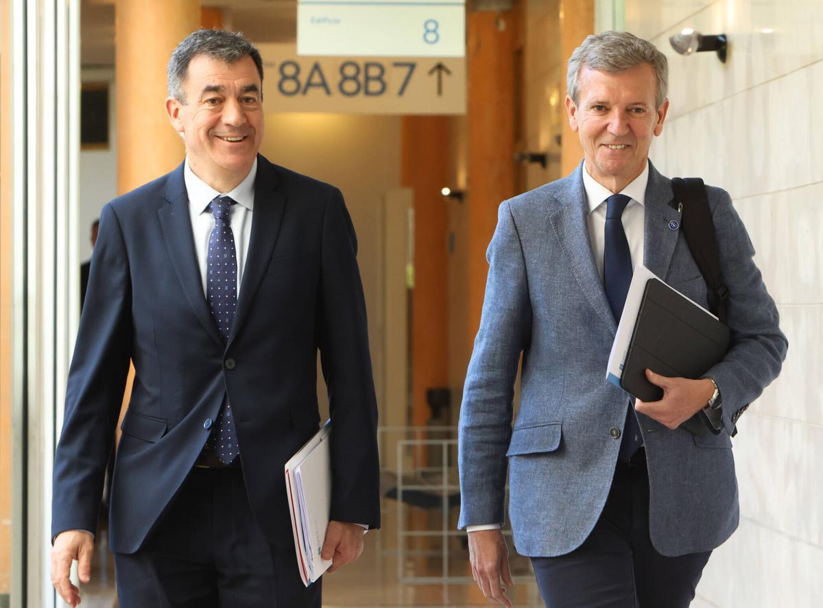 El conselleiro de Educación, Román Rodríguez, y el presidente de la Xunta, Alfonso Rueda, este lunes.