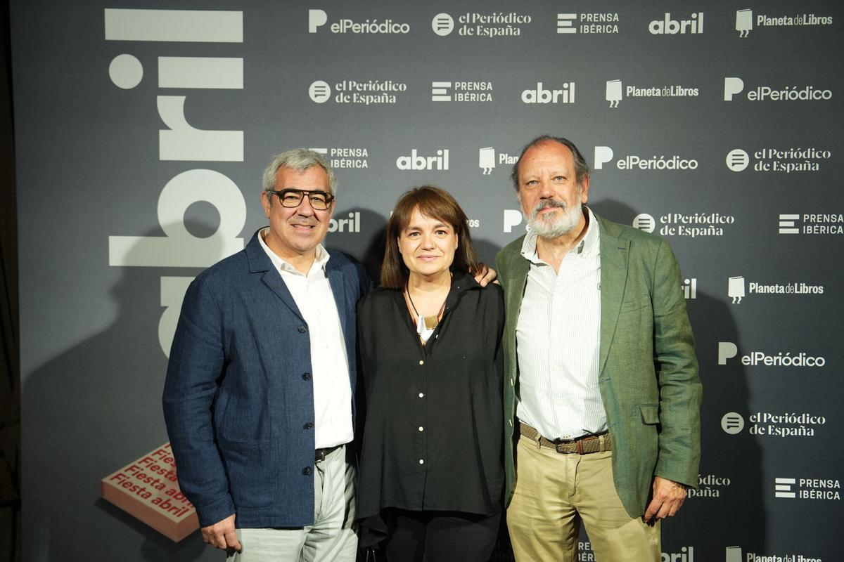 Jesús Javier Prado, gerente de ‘El Periódico de España’, junto a Alicia Gil, directora de Eventos de El Español, y Fernando Rueda, escritor y periodista