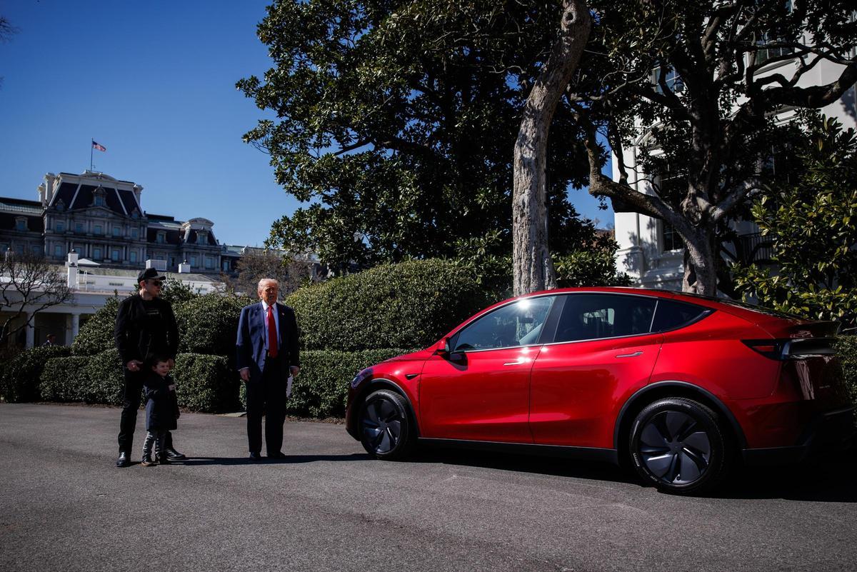 Donald Trump se sube a un Tesla en la Casa Blanca para subrayar su apoyo a Elon Musk