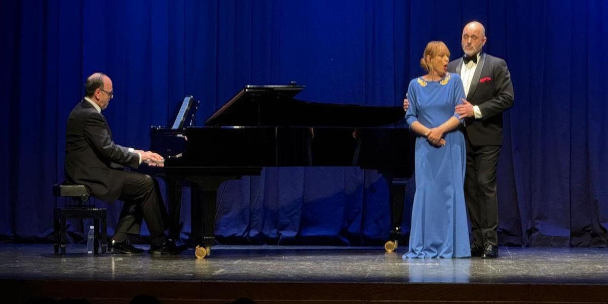 El tenor vila-realense José Antonio Navarro-Forcada, la soprano Raquel Roig y el pianista José Ramón Echezarreta han puesto las voces y la música al concierto de zarzuela en Vila-real.
