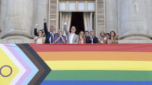 BARCELONA (ESPAÑA), 26/06/2026.- El alcalde de Barcelona, Jaume Collboni (c) y la consellera de Igualdad y Feminismo, Eva Menor (c-d) presiden desde sus respectivos balcones la colocación del pendón del arco iris en las fachadas del Ayuntamiento y del Palau de la Generalitat. EFE/Marta Pérez