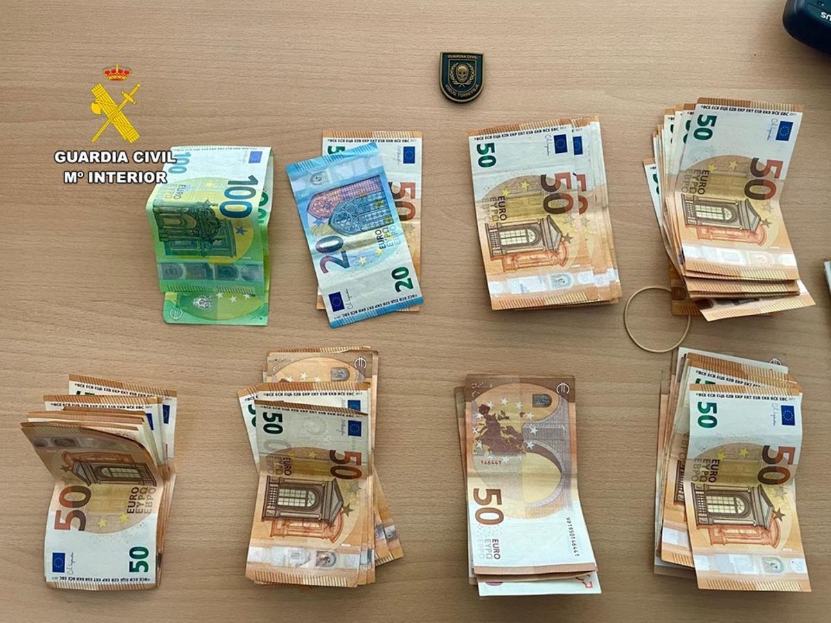Dinero intervenido a los detenidos.