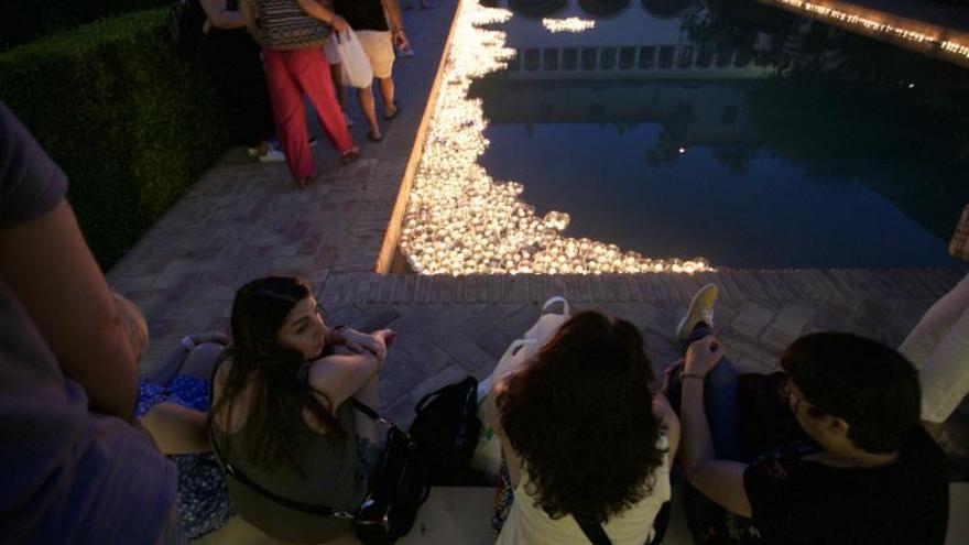 Jóvenes en el patio del 
palacio hudí del Museo 
de Santa Clara. juan carlos caval | FOTOS DE JUAN CARLOS CAVAL