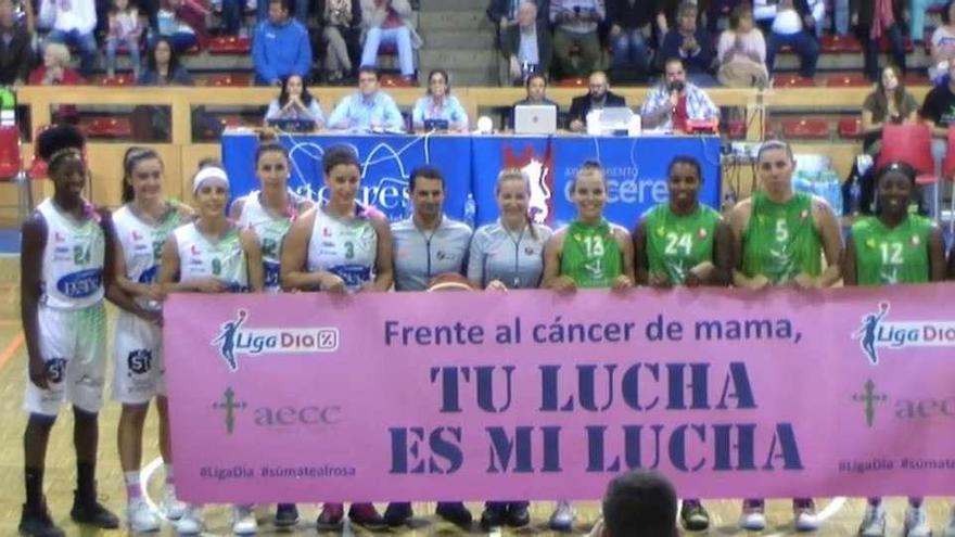 Los dos equipos portaron una pancarta de apoyo a la campaña contra el cáncer de mama.